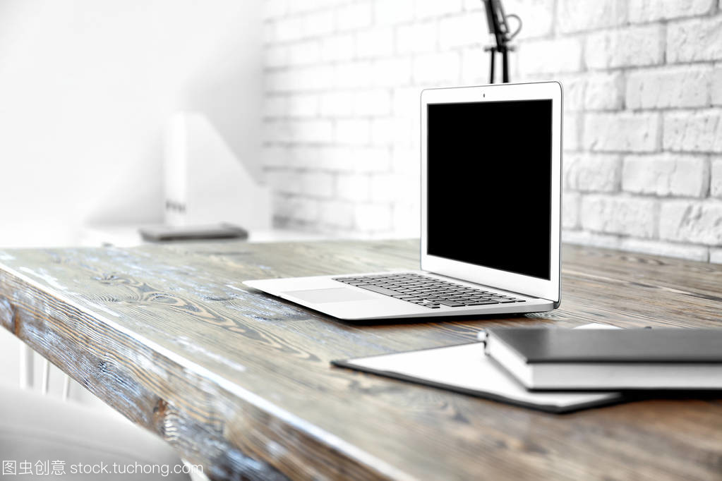 现代笔记本电脑 办公桌上的智慧核心